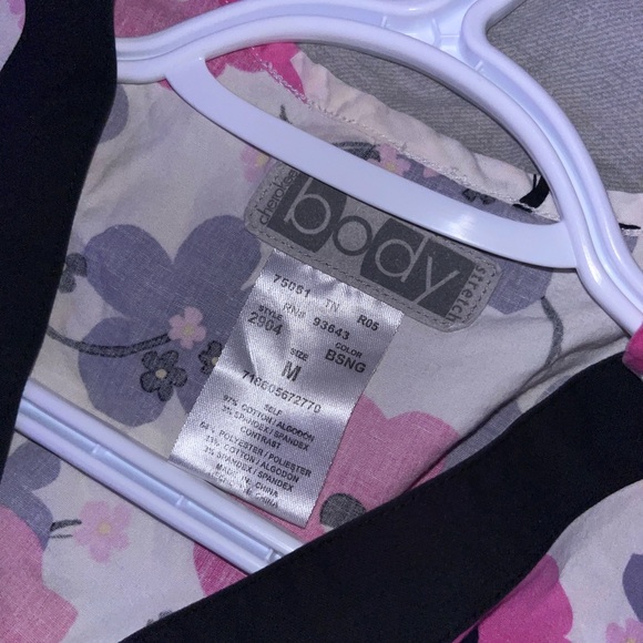 🌺Floral fitted scrub top - Picture 3 of 4